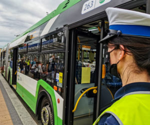 Białystok. Policjanci sprawdzają, czy pasażerowie BKM noszą maseczki. Za jej brak jest 500 zł mandatu [ZDJĘCIA]