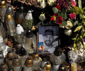 Morze zniczy w miejscu wypadku posła Łukasza Litewki