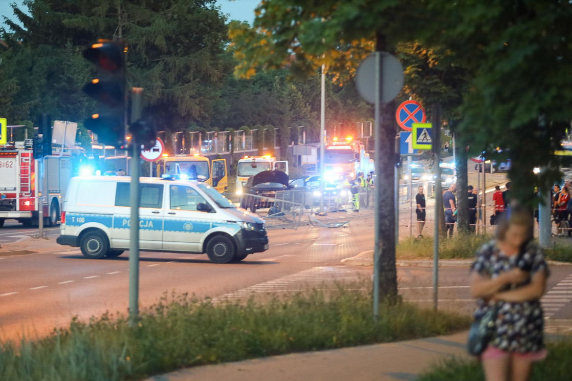 Karambol w Olsztynie. Pijany kierowca staranował autobus