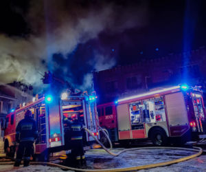 Nocny pożar na pl. Wałowym w Gdańsku. Strażacy gasili ogień do rana