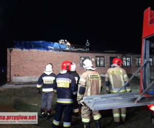 Pojechali z pomocą, sami zostali poszkodowani. Wichura ZNISZCZYŁA REMIZĘ strażaków