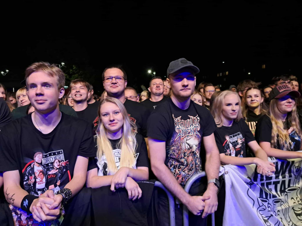 Posadzili drzewa, a następnie dali gorący koncert. Finał akcji zespołu Nocny Kochanek w Skarżysku