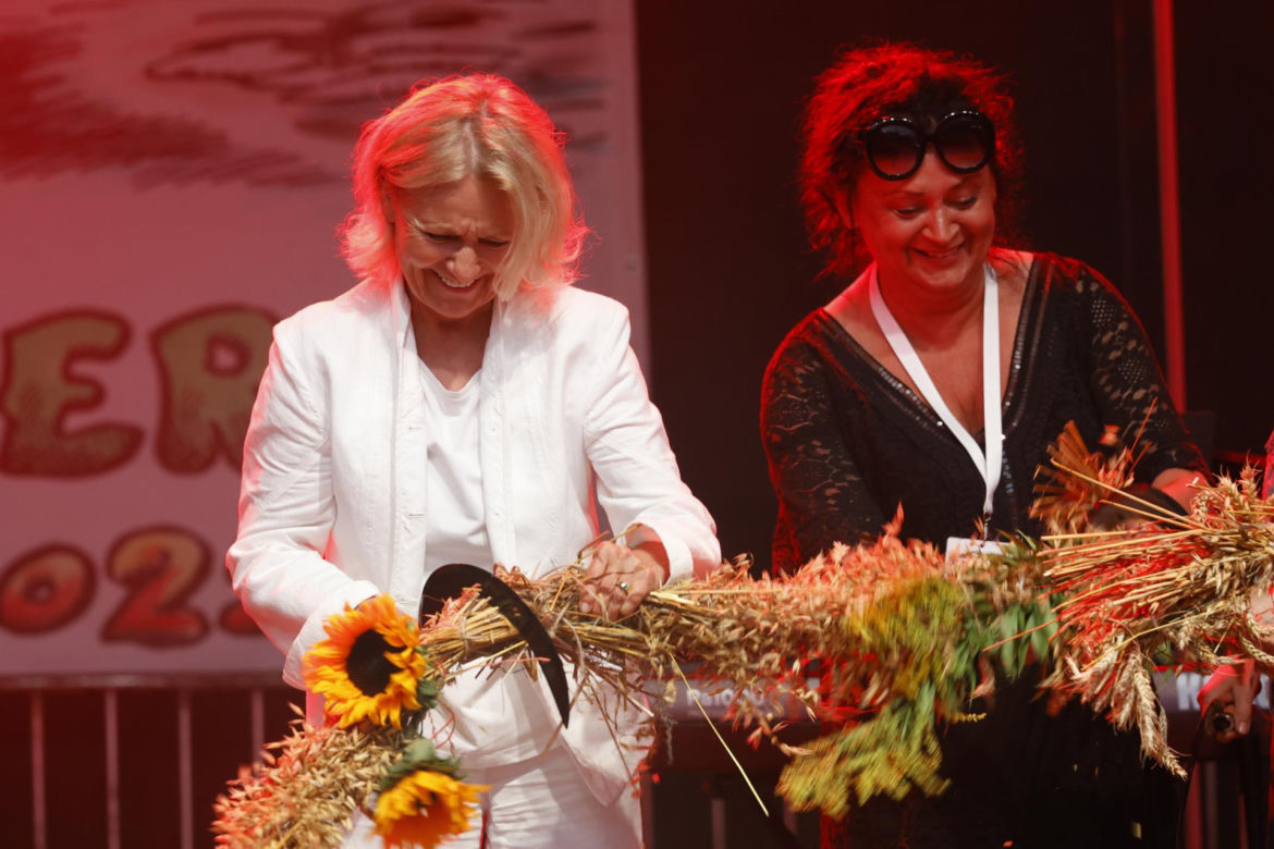 Cała na biało Maria Pakulnis szaleje z sierpem w Lubomierzu. Renata Dancewicz tym razem na spokojnie