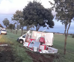 Koszmarny wypadek na DK 10! Auto przewożące lodówki wylądowało w rowie! [ZDJĘCIA] 