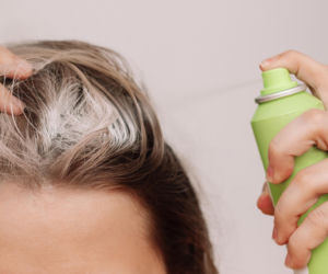 Używasz suchego szamponu? Te błędy prowadzą do podrażnień i łupieżu