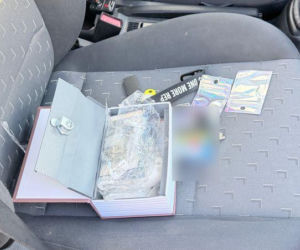 W skrytce przypominającej książkę z napisem „Holy Bible” znajdował się zamykany na klucz schowek, w którym ujawniono narkotyki