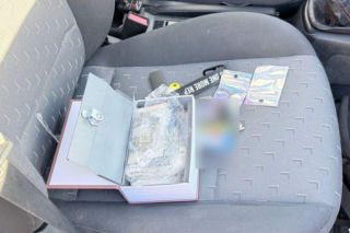 W skrytce przypominającej książkę z napisem „Holy Bible” znajdował się zamykany na klucz schowek, w którym ujawniono narkotyki