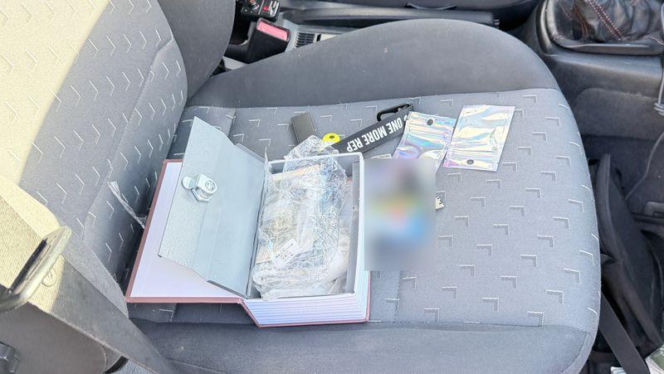 W skrytce przypominającej książkę z napisem „Holy Bible” znajdował się zamykany na klucz schowek, w którym ujawniono narkotyki