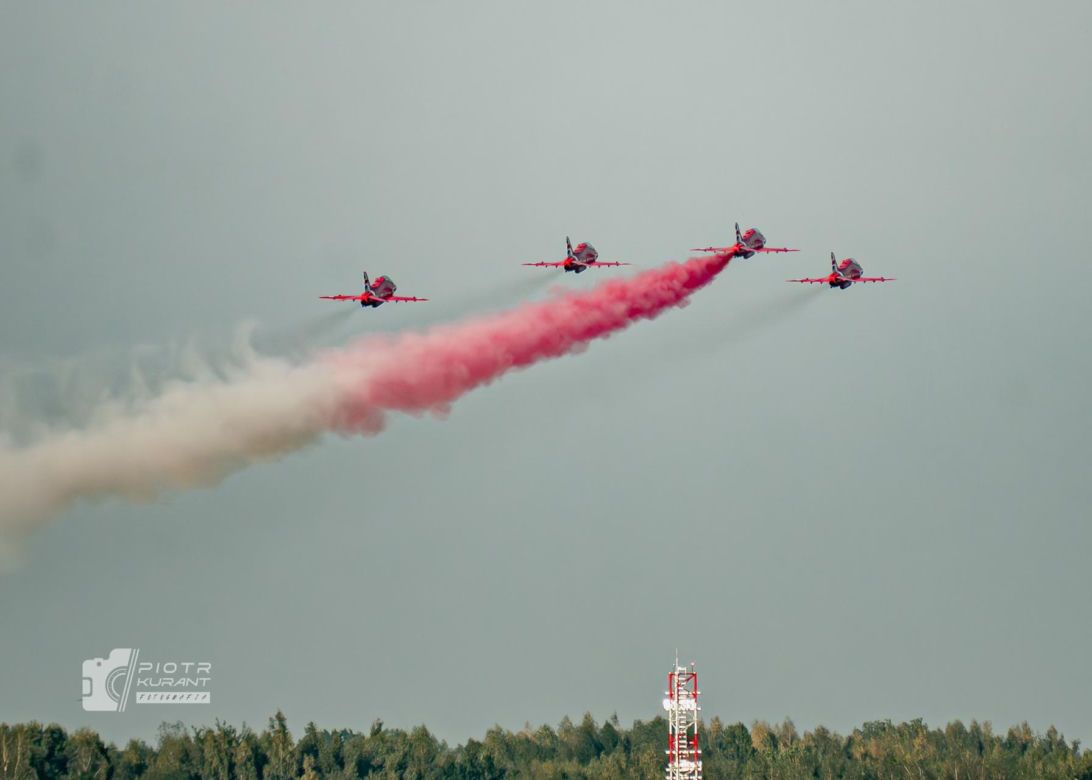 Wzruszający gest pilotów odlatujących z Radomia. Polska flaga na niebie dla „Slaba”