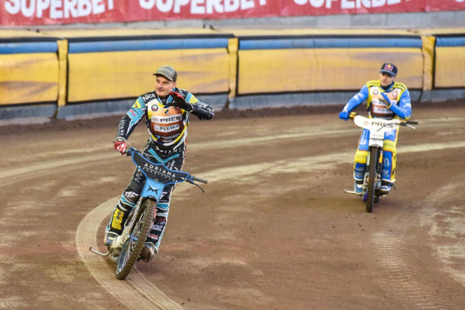 PRES Grupa Dewloperska Toruń - Abramczyk Polonia Bydgoszcz, zdjęcia kibiców i zawodników z pożegnania Adriana Miedzińskiego