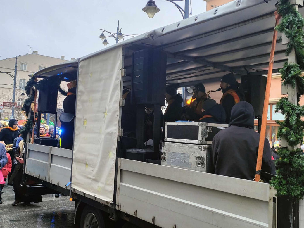 Kolorowy Orszak Trzech Króli w Łodzi. W centrum miasta pojawiło się mnóstwo osób [ZDJĘCIA]