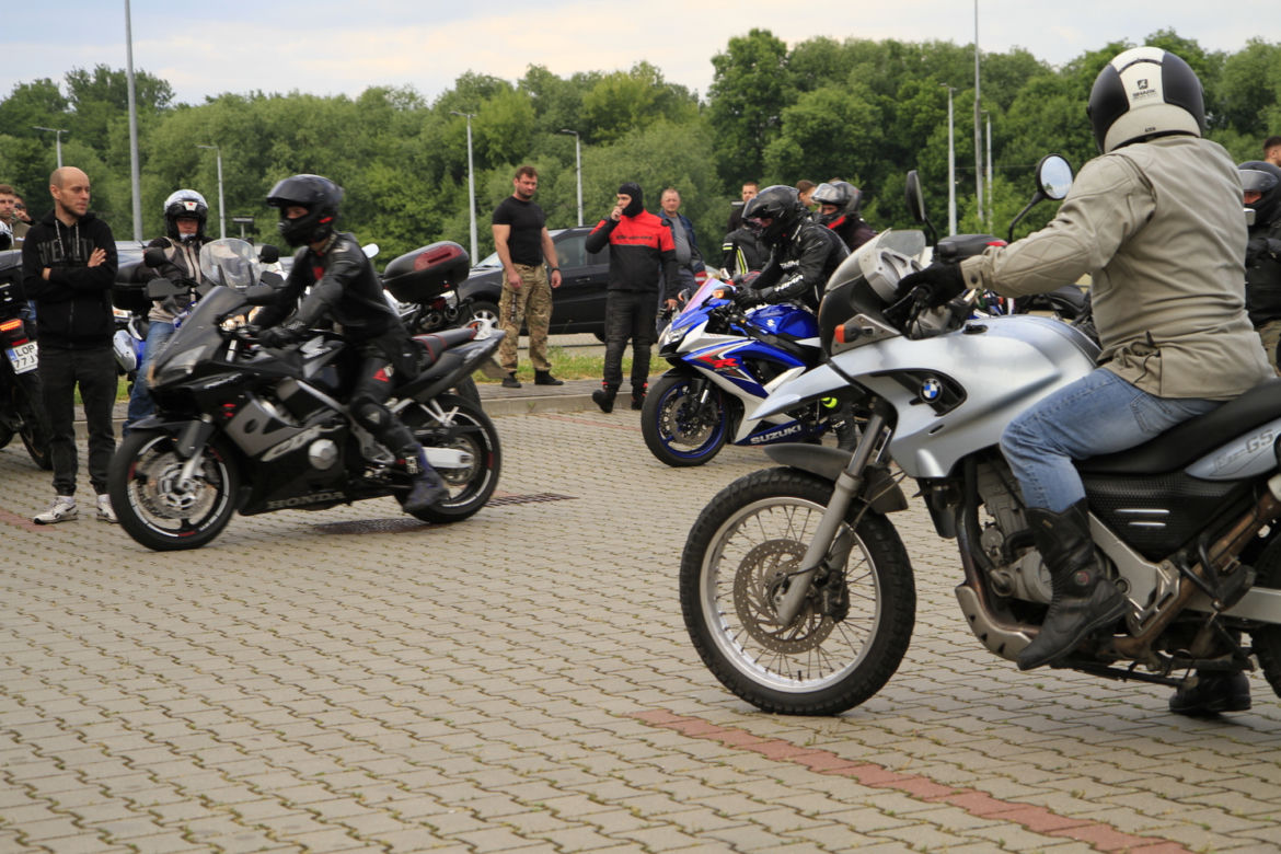 Przed Areną Lublin symbolicznie pożegnano dwójkę tragicznie zmarłych motocyklistów