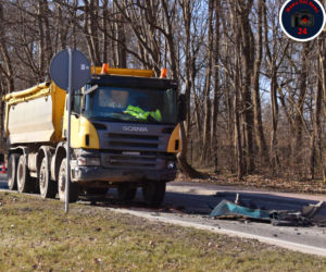 Makabra pod Warszawą. Z peugeota została kupa złomu. Kierowca nie miał szans 