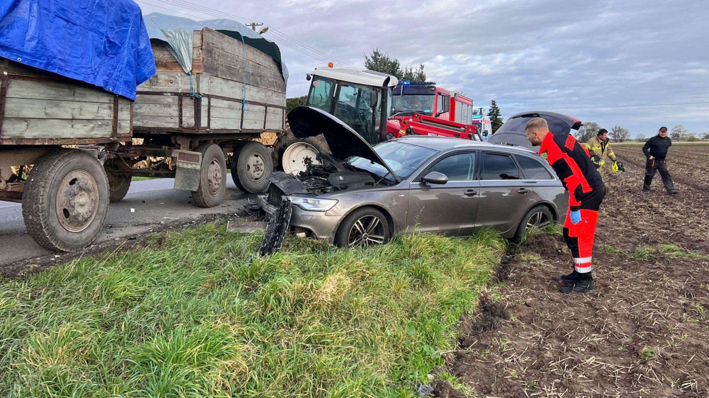 Drogowa demolka pod Rawiczem. Osobówka huknęła ciągnik, aż urwały się koła