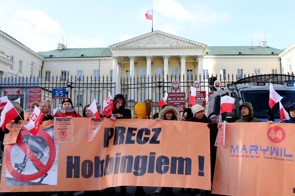"Przestańcie nas okradać!". Najemcy z Marywilskiej protestują przed ratuszem