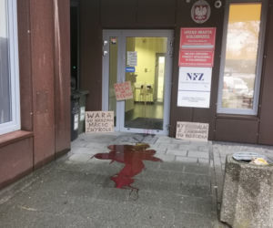 Plama krwi i hasła na tablicach. Protest pod niewłaściwymi drzwiami