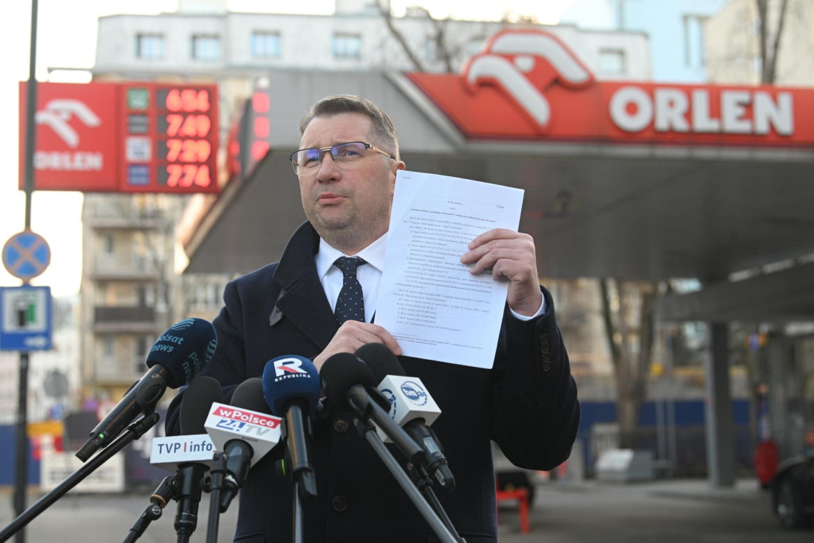 Konferencja Przemysława Czarnka na stacji paliw koncernu Orlen w Warszawie