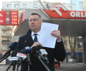 Konferencja Przemysława Czarnka na stacji paliw koncernu Orlen w Warszawie