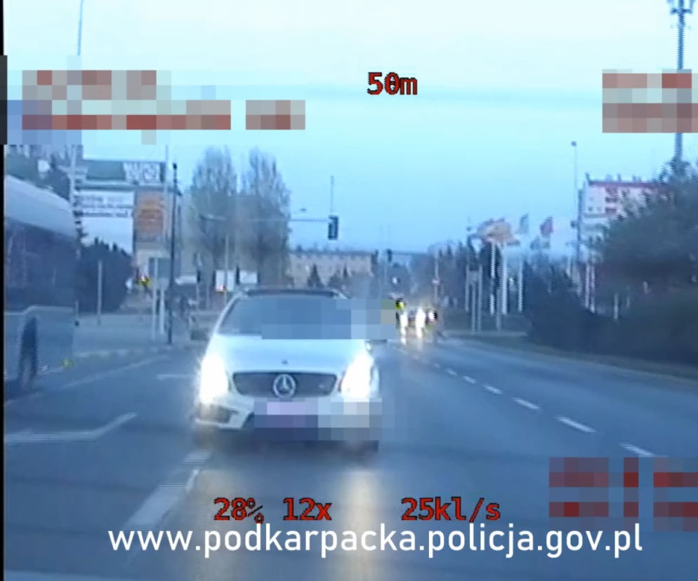 Rzeszów. Myśleli, że zatrzymali pirata drogowego, a on wiózł chorą matkę! Policjanci eskortowali auto [WIDEO]