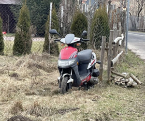 Skuterzysta bez kasku wbił się w w tira. Dramat pod Legionowem