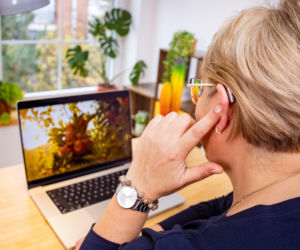 Gorszy słuch w jednym uchu. Kiedy to zwykły czop a kiedy sygnał alarmowy?