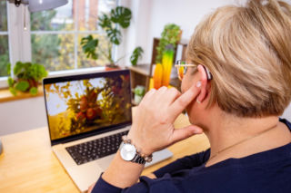 Gorszy słuch w jednym uchu. Kiedy to zwykły czop a kiedy sygnał alarmowy?