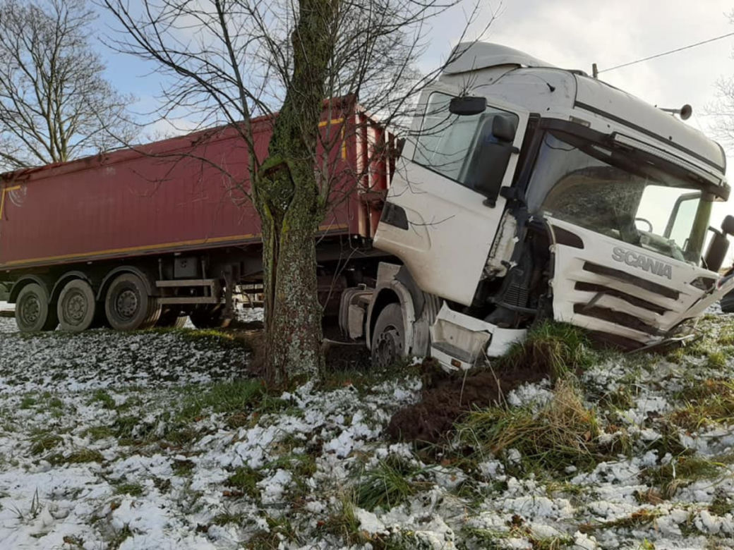 Szczybały Giżyckie. Zderzenie osobowki z tirem. 39-latek zginął na miejscu