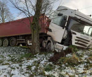 Szczybały Giżyckie. Zderzenie osobowki z tirem. 39-latek zginął na miejscu