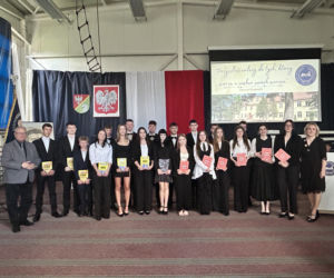 Czwartoklasiści po absolutorium. Wkrótce matury