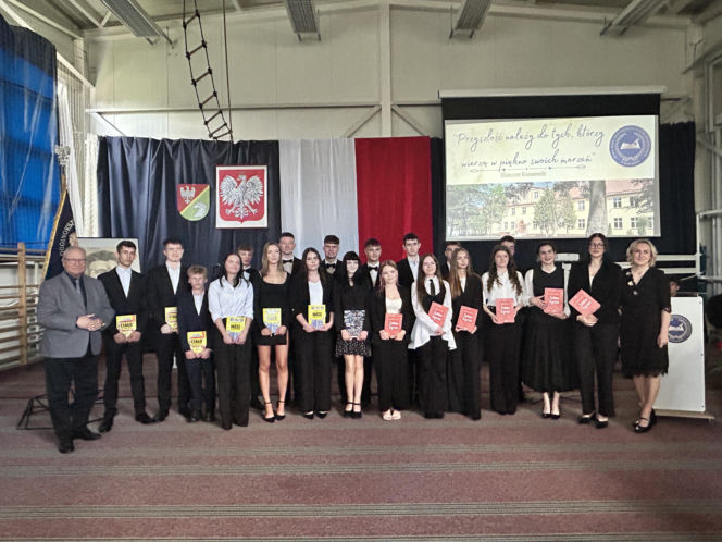 Czwartoklasiści po absolutorium. Wkrótce matury