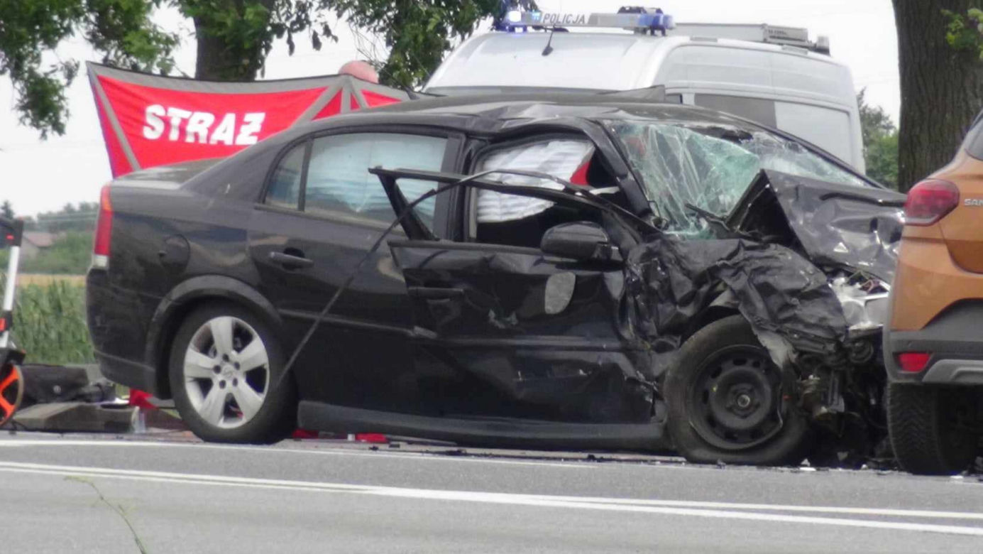 Makabryczny wypadek na DK 60. TIR zmasakrował osobówkę. Jedna osoba nie żyje