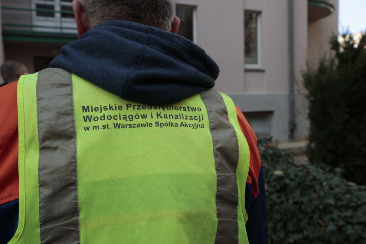 Warszawa. Kolejna awaria kanalizacji w kamienicach na Ochocie. W piwnicach znowu wybiły ścieki