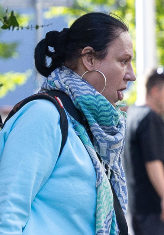 Zdyszana Kayah dźwiga sama