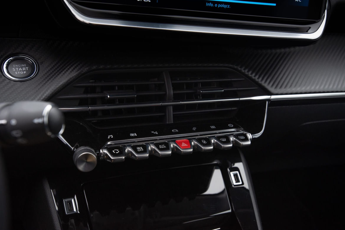 Peugeot 208 Allure vs Opel Corsa Elegance