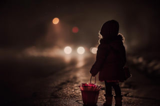 Dramatyczne chwile w Nowej Hucie. 7-latka zgubiła się podczas zakupów z prababcią