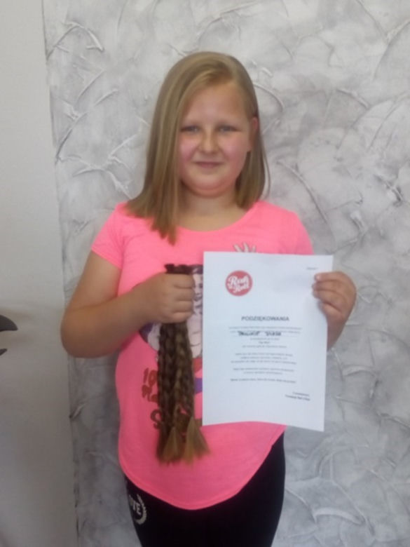 Dziewczynki chciały pomóc chorym i oddały włosy