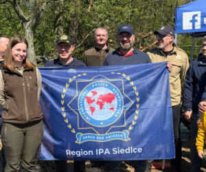 Siedleccy policjanci zasadzili drzewa w Golicach w ramach akcji „Plant a Tree – Green IPA Project”