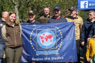 Siedleccy policjanci zasadzili drzewa w Golicach w ramach akcji „Plant a Tree – Green IPA Project”