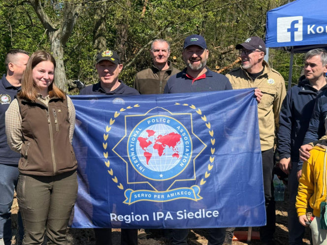 Siedleccy policjanci zasadzili drzewa w Golicach w ramach akcji „Plant a Tree – Green IPA Project”