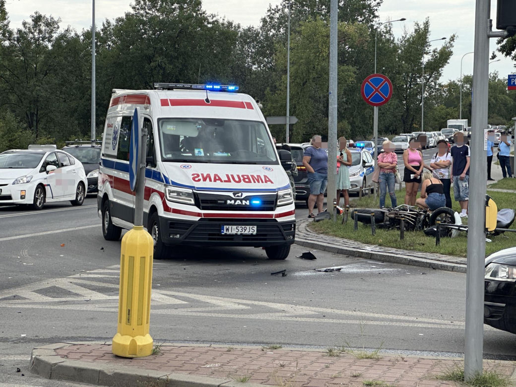 Rąbnął w auto, jego motocykl pękł na pół. Motocyklista w szpitalu