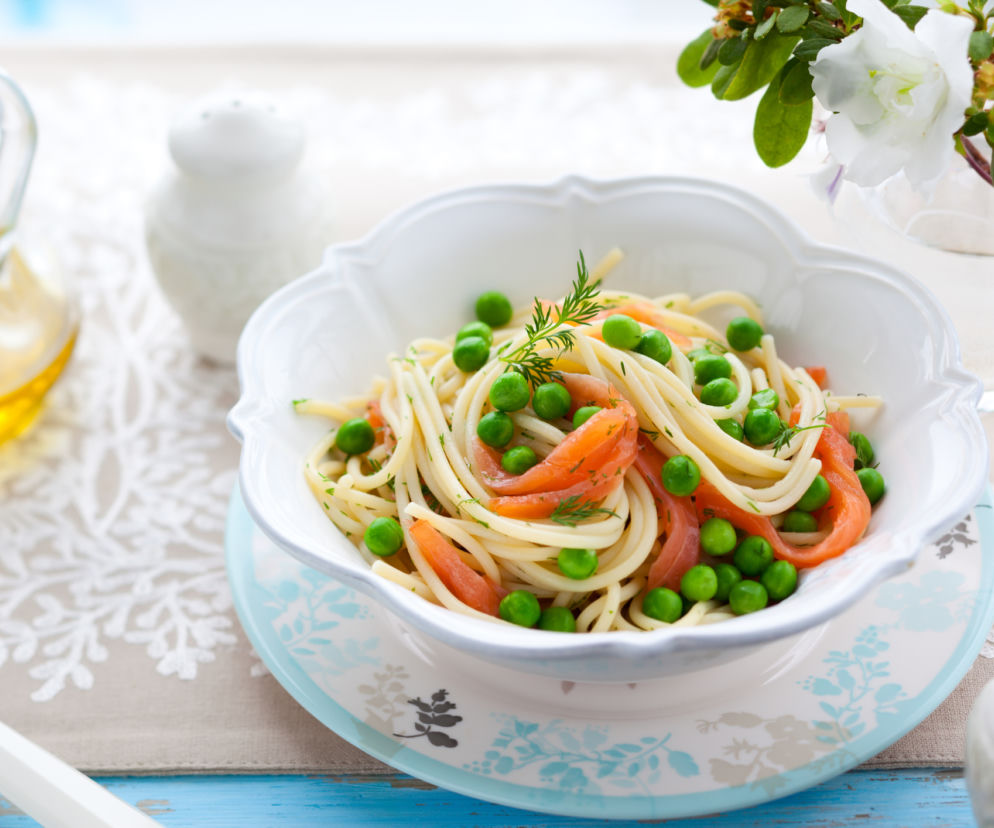 Spaghetti z wędzonym łososiem - szybki i prosty obiad, który każdemu smakuje
