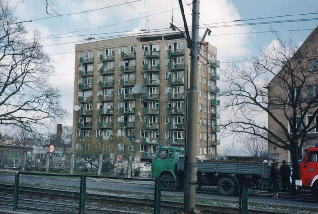 Gdańsk. Wybich gazu w wieżowcu przy al. Wojska Polskiego w 1995 r.