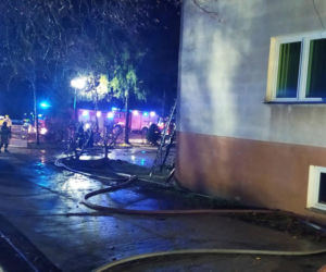 Pożar wybuchł w nocy. Ogień i dym odcięły drogę ucieczki czteroosobowej rodzinie