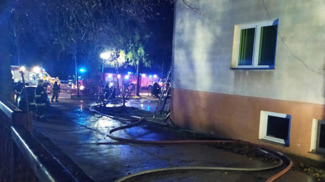 Pożar wybuchł w nocy. Ogień i dym odcięły drogę ucieczki czteroosobowej rodzinie