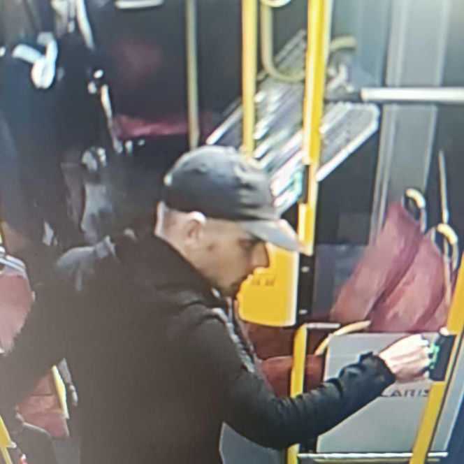 Kim jest mężczyzna ze zdjęcia? Może mieć związek z atakiem w Warszawie