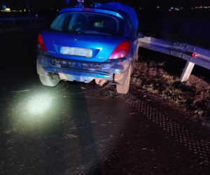 Pijany kierowca przejechał samochodem przez środek ronda w Kiełczewie [ZDJĘCIA]