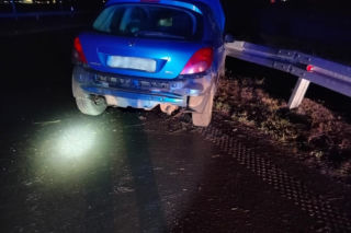 Pijany kierowca przejechał samochodem przez środek ronda w Kiełczewie [ZDJĘCIA]