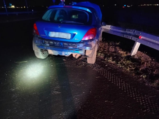 Pijany kierowca przejechał samochodem przez środek ronda w Kiełczewie [ZDJĘCIA]