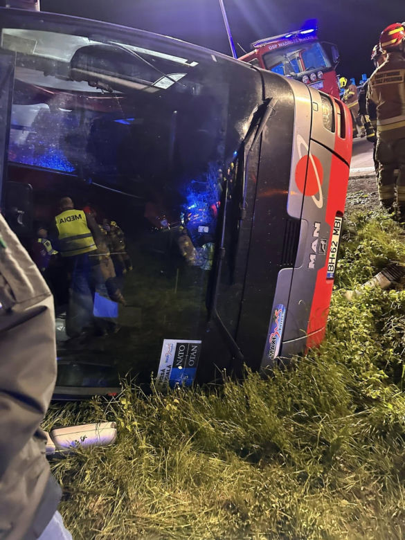 Wypadek autokaru wojskowego na autostradzie A4. Wielka akcja służb ratunkowych [ZDJĘCIA]