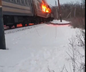 Cztery osoby zginęły w ataku rosyjskich dronów na pociąg w obwodzie charkowskim